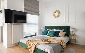 Urban Gem With Private Parking, Relaxing Balcony At Metro Station, Only 10 Min To City Centre